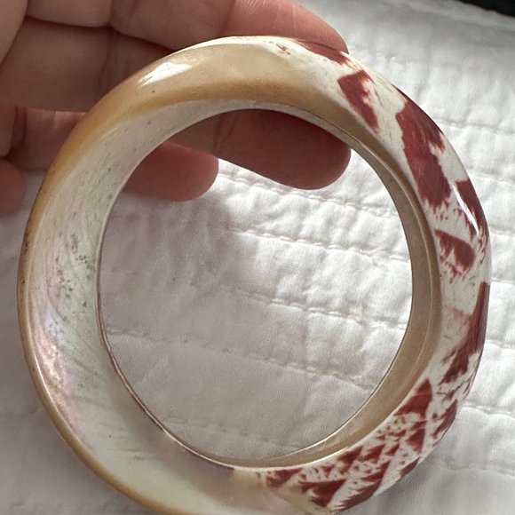 Abstract Snake Like Shell Bangle. - Picture 5 of 8